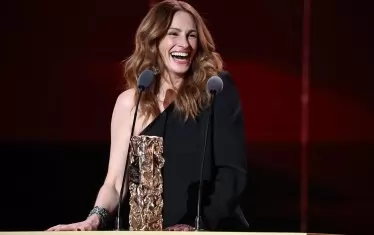 Джулия Робъртс, прекрасна както винаги, бе удостоена за цялостен принос към киното.