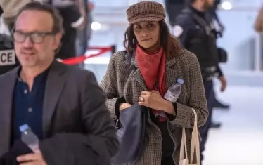  Венсан Перес със съпругата си Карин Сила е в съда за морална подкрепа на колегата Депардийо.