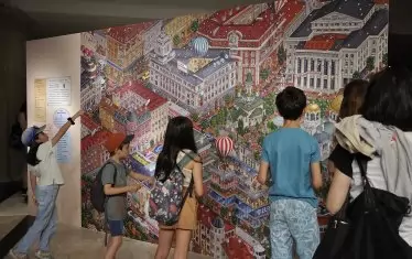  Деца разглеждат "Софийският лабиринт".