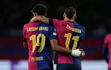 Двамата герои на "Барса" Ламин Ямал и Рафиня са се отправили прегърнати към центъра след третия гол във вратата на "Бенфика".
