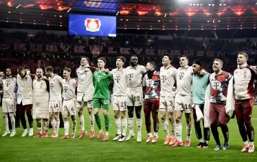 Футболистите на "Байерн" пеят клубните песни заедно с агитката, пристигнала от Мюнхен на "БайАрена".