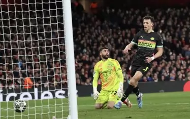 Вратарят на "Арсенал" Давид Рая гледа безпомощно, докато 36-годишният ветеран в състава на ПСВ "Айндховен" Иван Перишич (вдясно) бележи за 1:1 по време на реванша в Лондон.