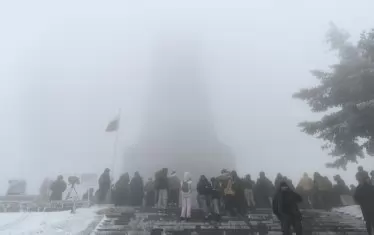 На Шипка вали слаб сняг и духа вятър, има гъста мъгла. 