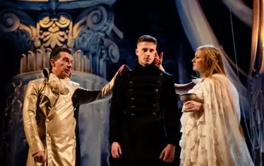  Като Хамлет между Гертруда и Клавдий (Гергана Плетньова и Иван Радоев).