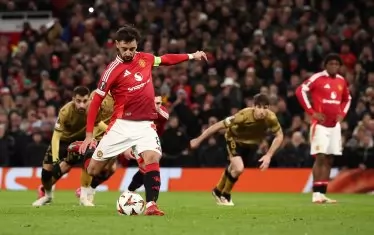 Капитанът на "Манчестър Юн" Бруно Фернандеш бележи втората си дузпа при домакинската победа с 4:1 над "Реал Сосиедад", за която той отбеляза общо три гола.