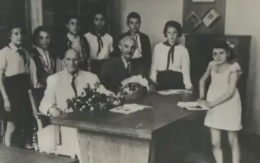 Писателят (в средата) сред деца в Двореца на пионерите, 1957 г.