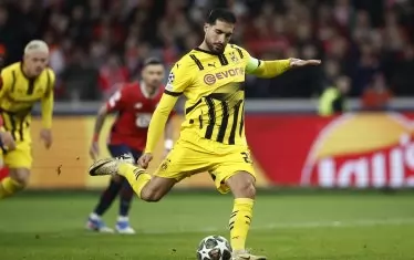 Капитанът на "Борусия" (Дортмунд) Емре Джан изравнява от дузпа за 1:1 при победата на тима му с 2:1 над "Лил" във Франция.