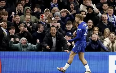 Халфът на "Челси" Киърнан Дюсбъри-Хол споделя с феновете радостта си от гола срещу "Копенхаген", с който той донесе и победата с 1:0 на реванша в Лондон от 1/8-финалите в Лигата на конференцията.