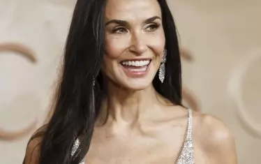 Деми Мур се усмихва на червения килим - няколко часа преди да изживее най-тежкото разочарование на вечерта.