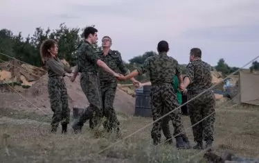 "Всеки ден е триумф!" - нахъсват се героите, докато се въртят в кръг.
