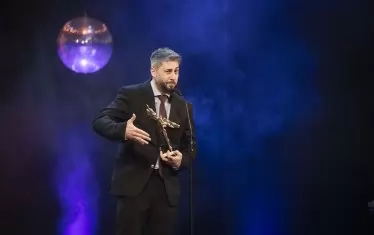 Зафир Раджаб с отличието за режисура за спектакъла "Племе".