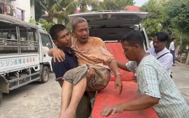  Качват на носилка ранен мъж в Мианма