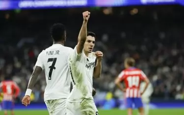 Браим Диас отдава почест на емблемата на "Реал", след като е вкарал втория гол във вратата на "Атлетико".