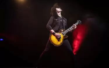 Изненадващият китарист Сам Бам Колтън.