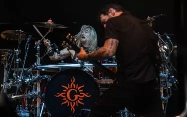 И неочакваният барабанист Уил Хънт.