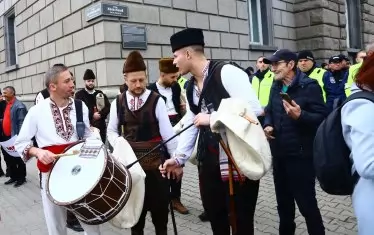 Партията на Радостин Василев докара музиканти за протеста си пред парламента.