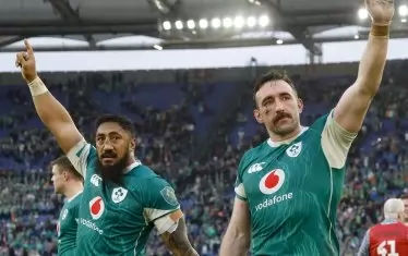 Ирландските национали Бънди Аки и Джак Конан (вдясно) поздравяват привържениците на "детелините" след победата с 22:17 над Италия на "Стадио Олимпико" в Рим, която обаче не помогна на тима да спечели "Шестте нации".