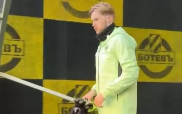 Вратарят на "Ливърпул" Куивин Келъхър се подготвя за тренировката на ирландския национален отбор на ст. "Христо Ботев" преди утрешния мач с България.