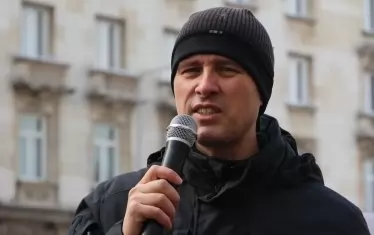 Офис на "Величие" осъмнал със счупено стъкло.