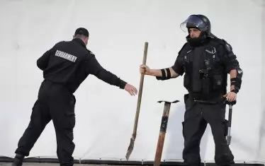 При обиска в сектора на "Ботев" (Пд) по време на мача служителите на реда намериха и иззеха дори една лопата.