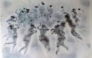  Изображенията на жени буквално изплуват от монохромното преливане.