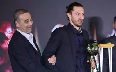 Легендарният бивш футболист на "Левски" и националния отбор Николай Илиев се шегува с контузения Кристиан Димитров (вдясно), който излезе с патерици да получи приза си за най-добър защитник в българското първенство.