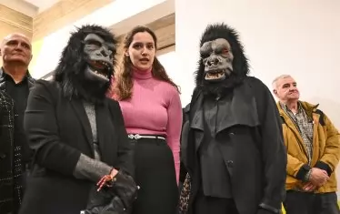След кратката сценка Guerrilla Girls продължиха представянето на ретроспективата си.