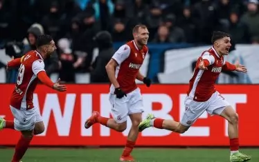 19-годишният Петко Панайотов (вдясно) е разперил широко ръце, след като с гола си е направил резултата 2:0 в полза на ЦСКА в 84-ата мин., но развоят на мача тепърва следва.