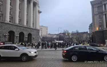 Протестът на "Величие" на площад "Независимост" е доста по-малоброен.