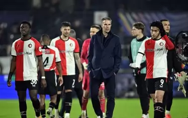 Треньорът на "Фейенорд" Робин ван Перси ходи с ръце в джобовете след домакинската загуба от "Интер", а най-вдясно (с тъмен екип) е Пламен Андреев.