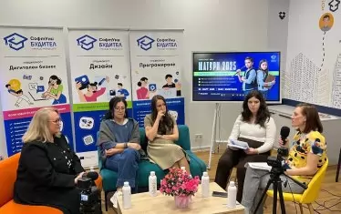 От дясно на ляво - д-р Светла Петрова, Биляна Траянова (родител), Катерина Казашка (психолог), Вики (8-класничка) и Евегения Пеева (изп. директор на гимназия СофтУни БИДИТЕЛ).