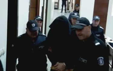  Полицаите от Казанлък се крият преди да бъдат вкарани в съдебната зала