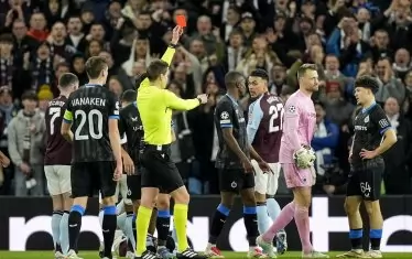 Германският рефер Даниел Зиберт показва в 17-ата мин. червен картон на защитника на "Брюж" Кириани Сабе, като тази ситуация до голяма степен предреши развоя на мача в Бирмингам.