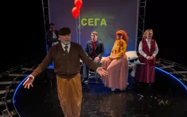 В "Последна стъпка" времето е разделено на "Тогава", "Сега" и "После".