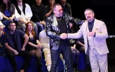 Борислав Захариев-Боби Турбото и Петър Калчев като депутата Чалгийски и водещия Ники Кунчев.