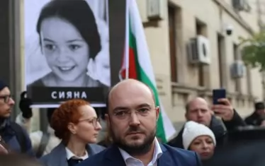 Правосъдният министър Георги Георгиев (на преден план) излезе пред сградата, за да се срещне с протестиращите. Те го посрещнаха с възгласи "убийци" и "корупция".  