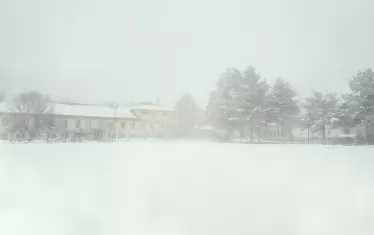 Затворът в Белене като част от девствено бял зимен пейзаж.