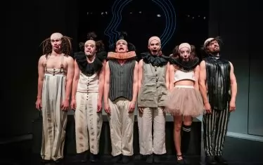 Сцена от спектакъла