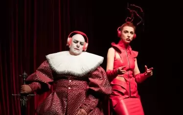 Видимото флиртува с невидимото, реалността - с илюзията...