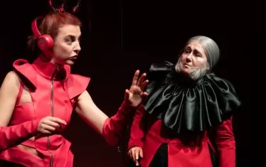 Актрисите Гергана Христова и Ангелина Славова в сцена от спектакъла.