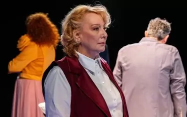 Вяра Табакова в ролята на Майката.