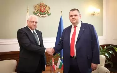 Пеевски разговаря с турския посланик у нас - Мехмет Саит Уянък.