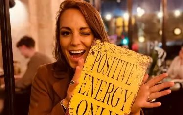 При добри вибрации пиърсингът на езика е ясно видим...