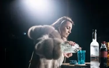 Мона бърка коктейли, пробва тоалети и се тресе от нерви преди срещата с екс любимия.