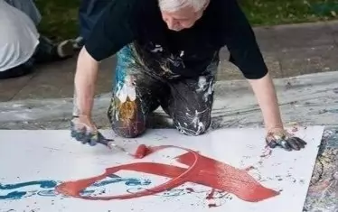  Албино Пити рисува с изключителна бързина и замах на четката.