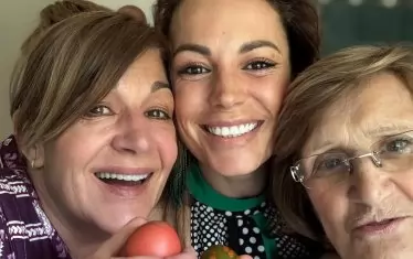 Три поколения жени: актрисата, майка й и баба й Силва, на която е кръстена.