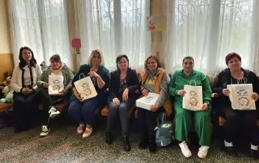 За празниците хората на Пеевски раздават подаръци на възрастни хора ...