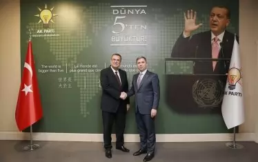 А тук водачът на лагера на Доган е със зам.-шефа на ПСР Зафер Съракая.