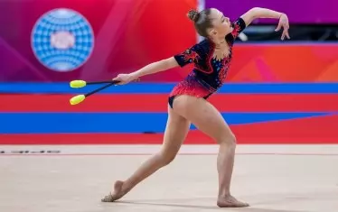 Стилияна Николова изпълнява композицията си с бухалки в Баку.