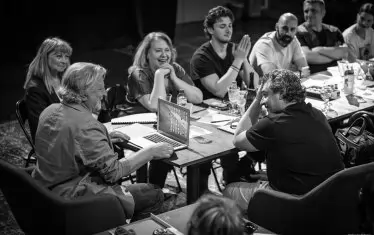 Режисьорът е начело на репетиционната маса, между Рени Врангова и Камен Донев.